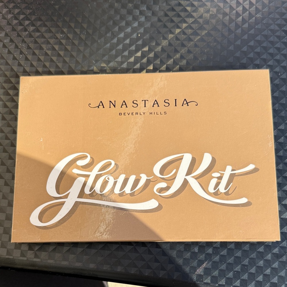Anastasia Beverly Hills Glow Kit in Tan